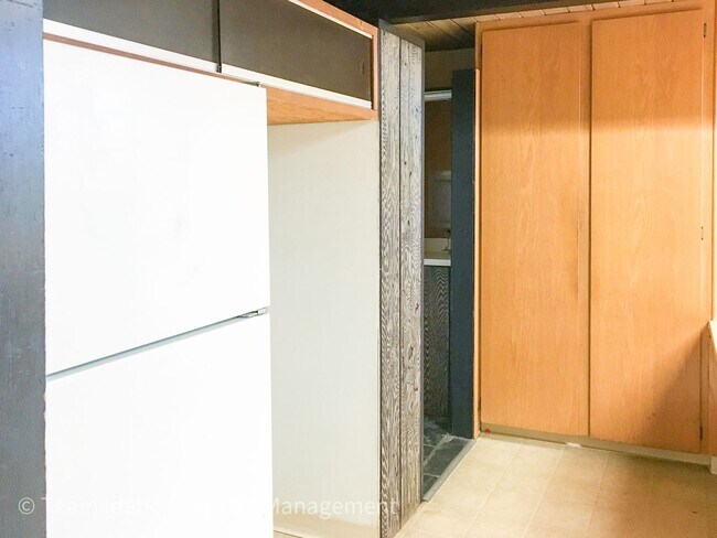 Building Photo - Taylor Ave Tri-Plex