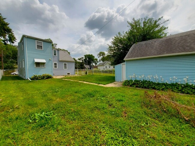 Building Photo - FOR RENT- Large Home with Fenced in Yard n...
