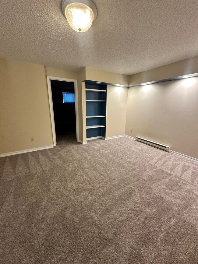 Building Photo - 4 Bedroom Condo near campus