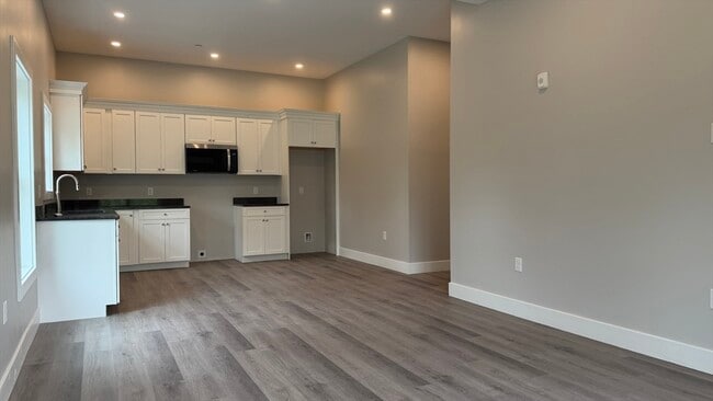 Building Photo - 251 Sladen St