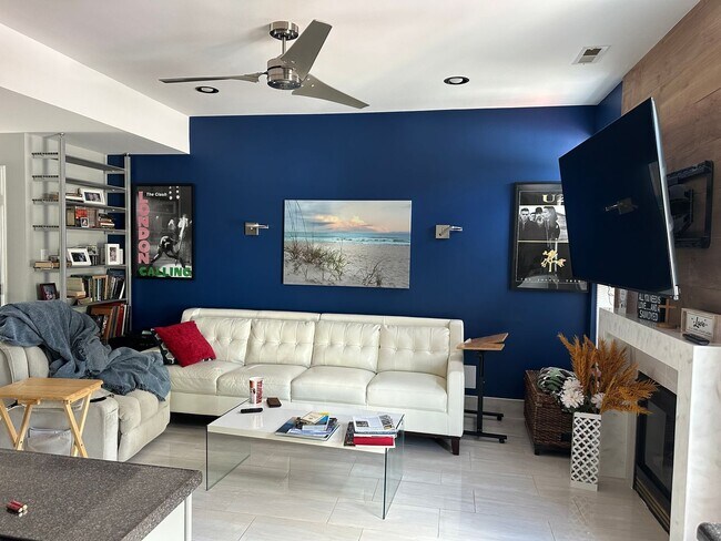 Building Photo - $2,400 / 3 br / 2.5 ba / 1,584 sqft Spacio...