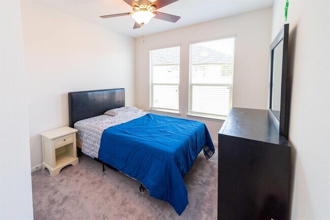 Building Photo - 9926 Spring Shadows Park Cir