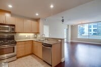Building Photo - Modern 2 bed / 2 bath Condo in Little Ital...