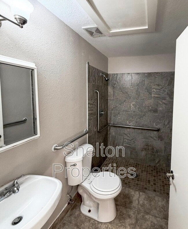 Building Photo - 6301 W Earll Dr
