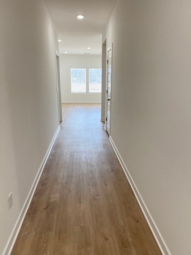 Building Photo - 561 Shepherd St