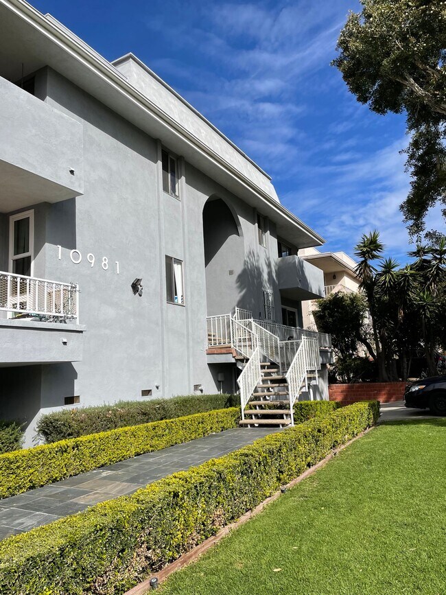 Building Photo - 10981 Rose Ave