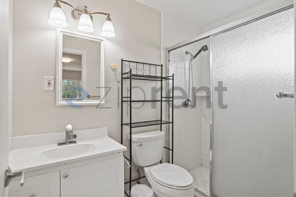 Building Photo - 1170 Glenview Dr