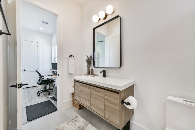 Building Photo - 4211 Nichols St