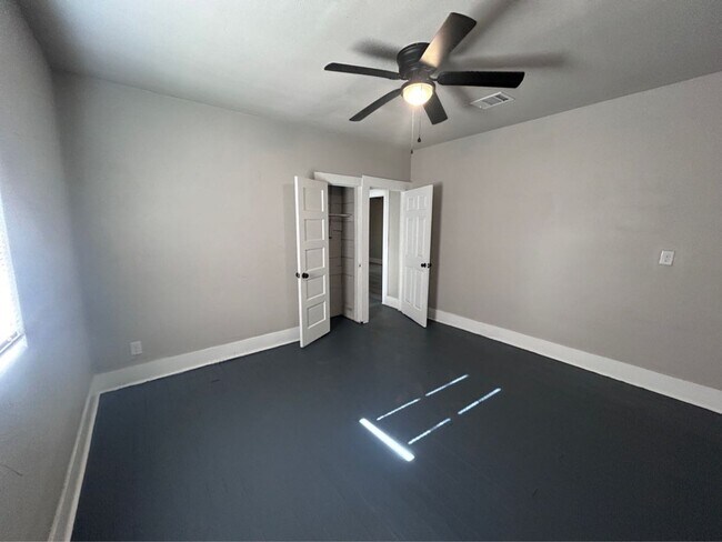 Building Photo - 1710 W 15th St