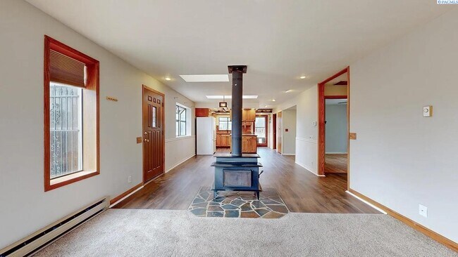 Building Photo - 3 bedroom, 3 bath home in Kennewick