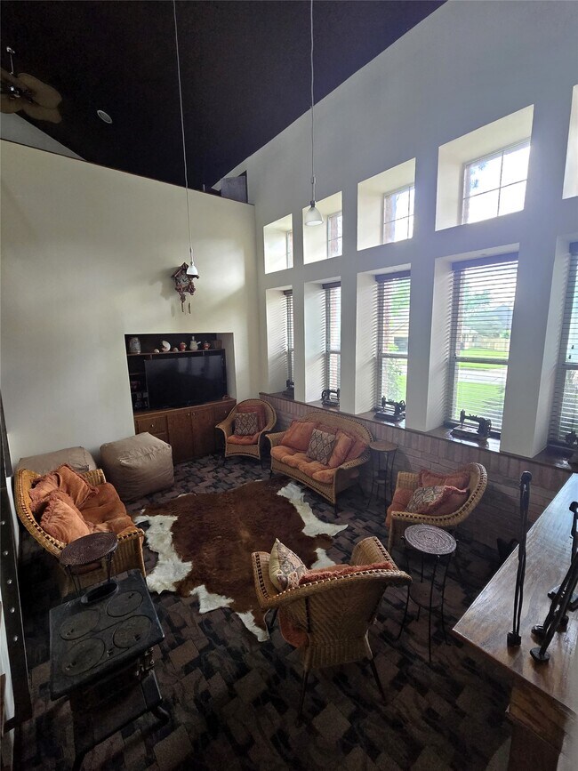 Building Photo - 3231 Hemingway Dr