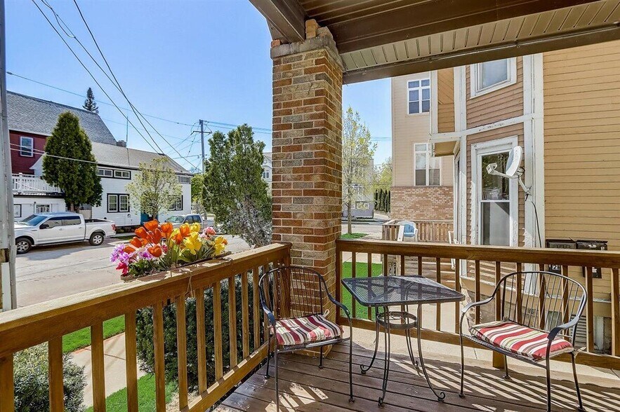 Exterior - 1512 E Irving Plz