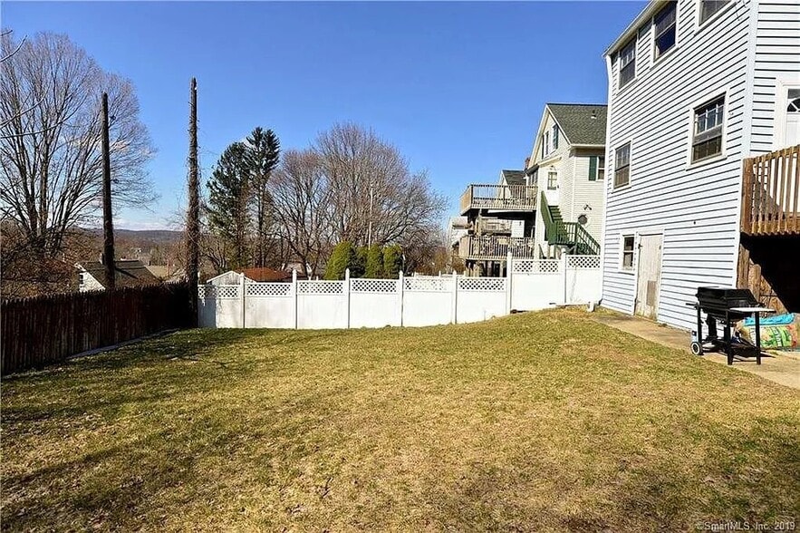 Building Photo - 83 Kneen St