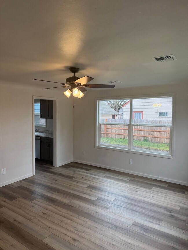 Building Photo - 260 E Sherman St