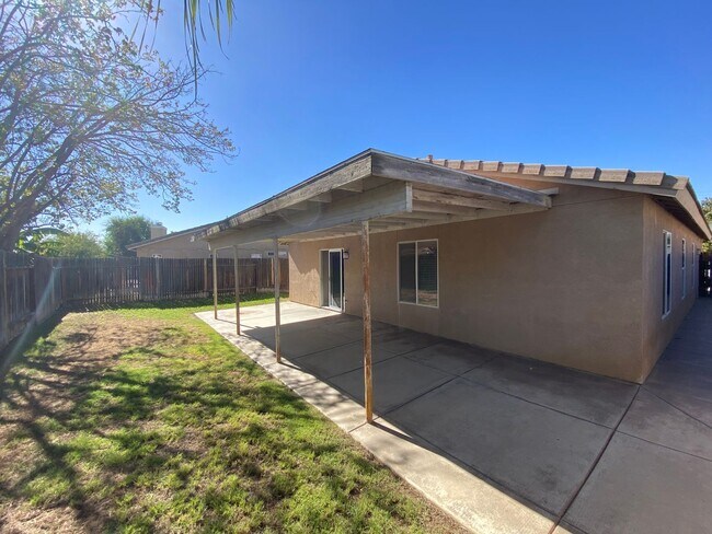 Building Photo - Adorable Home in NW Bakersfield