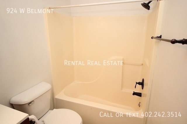Building Photo - 924 W Belmont-