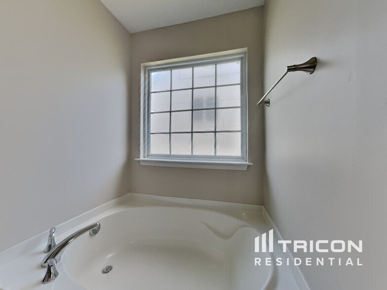 Building Photo - 827 Peachtree Meadows Cir