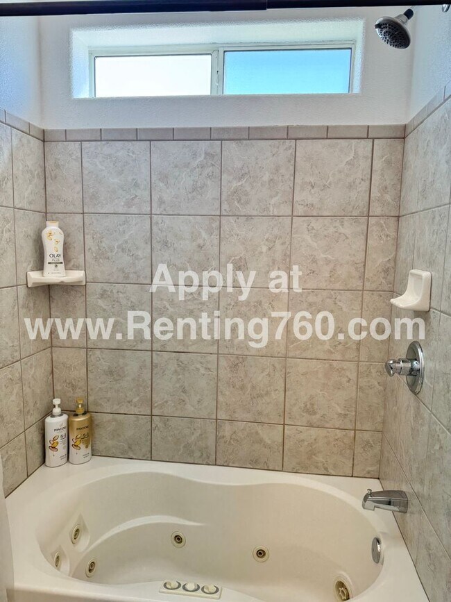 Building Photo - Incredible City Views In Western Hills Est...