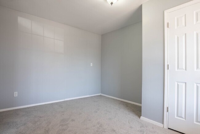 Building Photo - 4 Bedroom Home Available For Immediate Move In!!