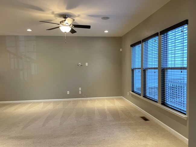 Building Photo - Spectacular 4 Bed 3.5 Bath Townhouse In Br...