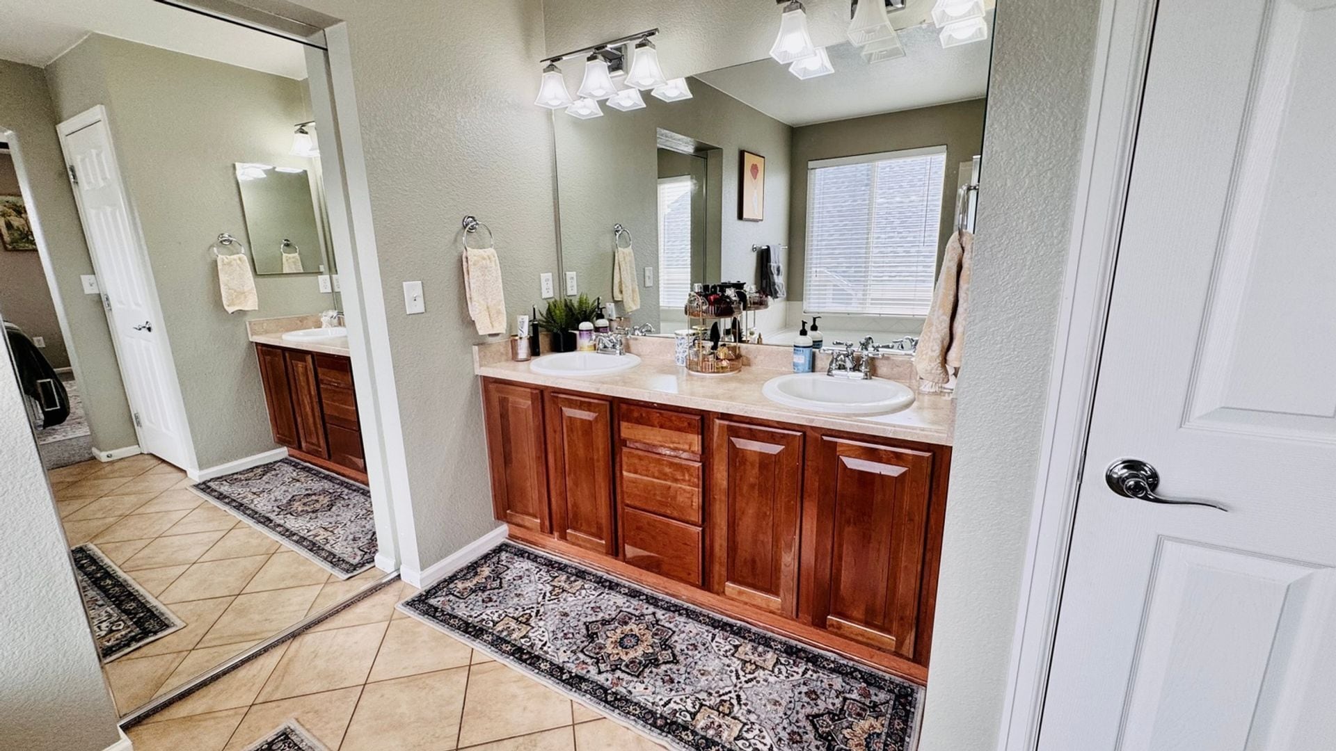 Building Photo - 2208 Buttercup St