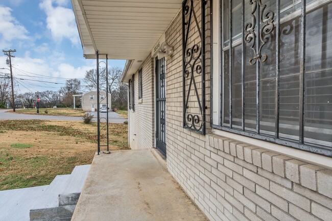 Building Photo - Bordeaux 3 BR 1 Bath home, covered parking, basement, renovated kitchen.