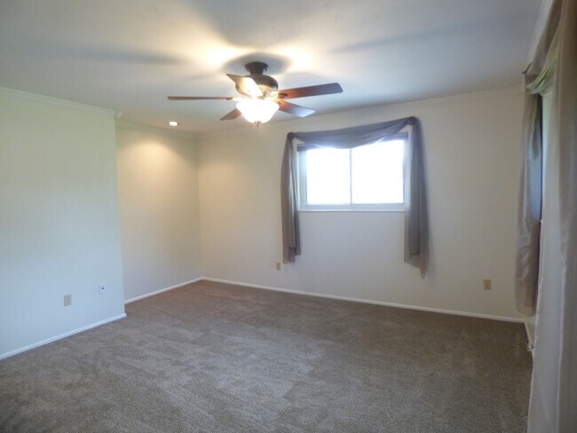 Building Photo - 5 Bd 3 Ba Home in Sandy