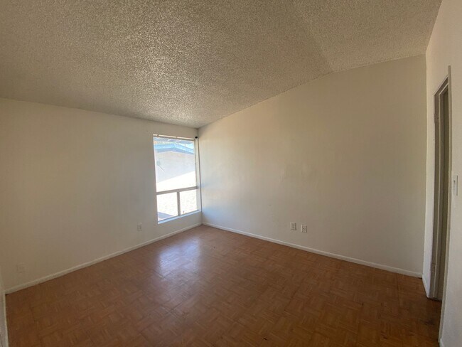 Building Photo - Mesa Centrally located