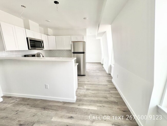 Building Photo - Beautiful, renovated 1BR unit located in F...