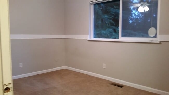 Building Photo - Cozy 4 beds with huge bonus room in Bellevue with private access to Phantom Lake