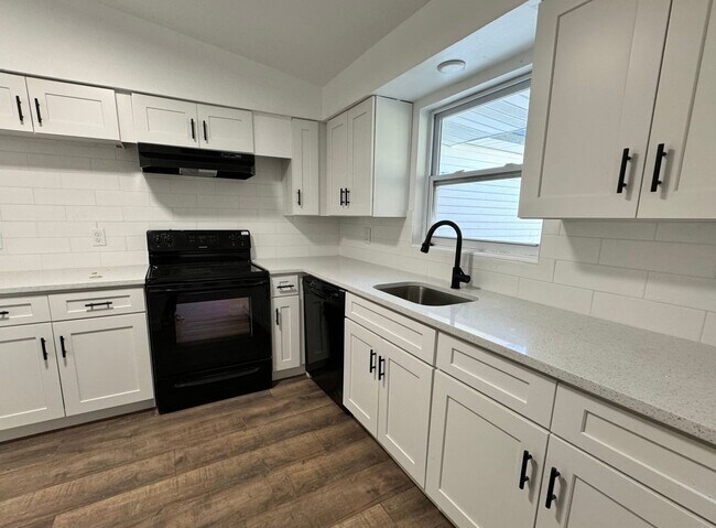 Building Photo - Fully Renovated 3 Bed/ 2 Bath Available Now!
