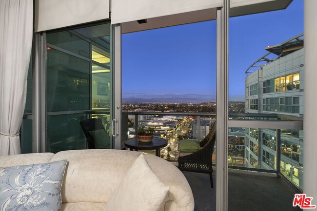 Building Photo - 13650 Marina Pointe Dr