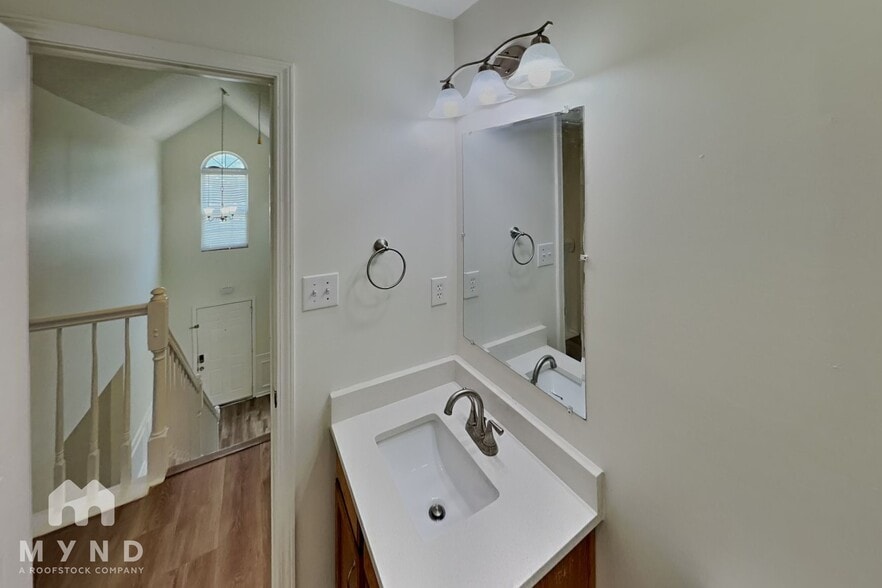 Building Photo - 219 Chattaroy Dr
