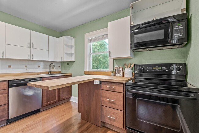 Building Photo - 3301 22nd Ave S