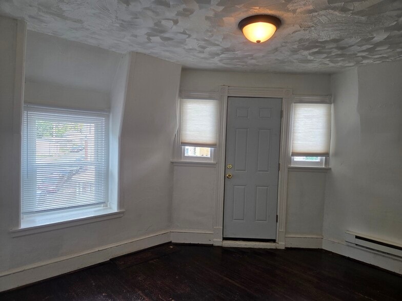 Building Photo - 226 Clymer St