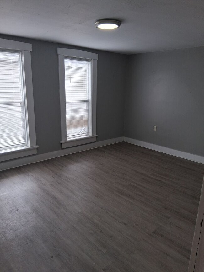 Building Photo - Updated 3 Bed, 1 Bath in Dayton close to everything