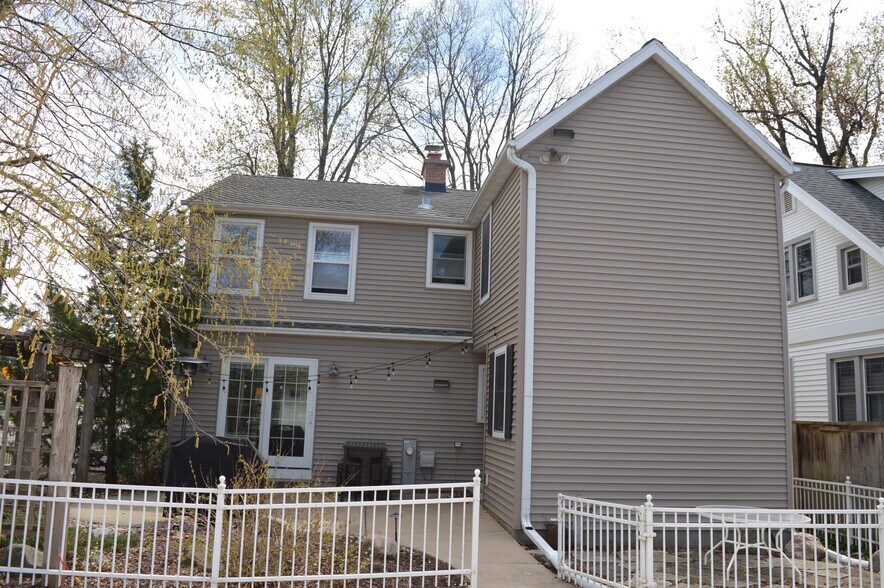 Building Photo - 7002 Hubbard Ave