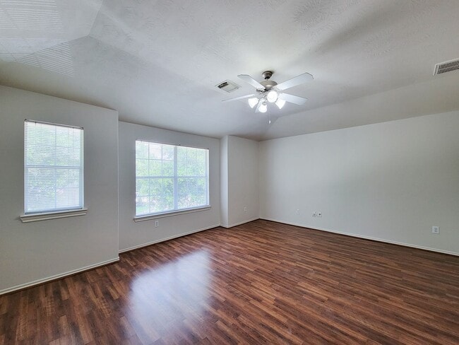 Building Photo - BEAUTIFUL 3 BEDROOM 2 BATH TOWNHOME THAAT ...