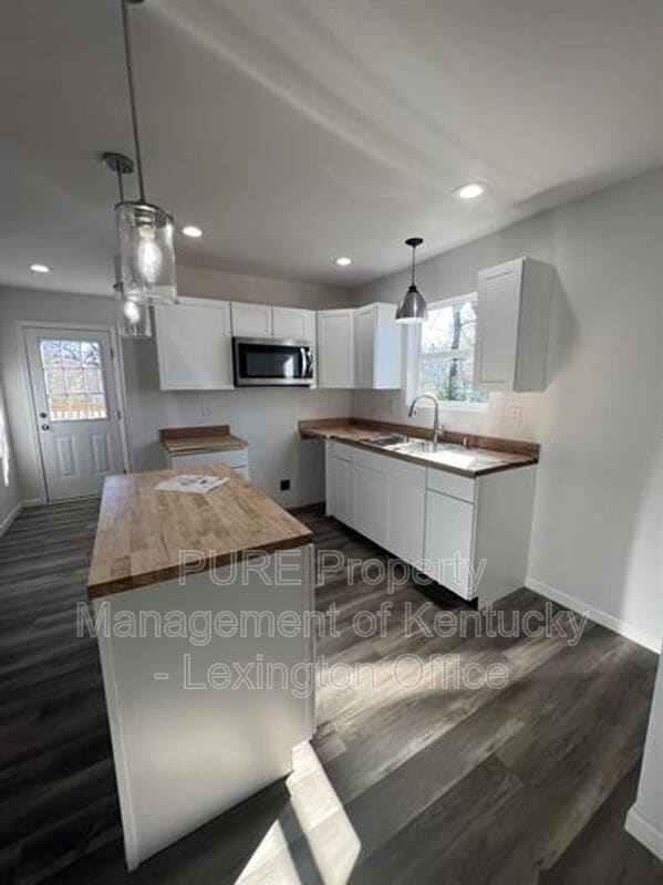 Building Photo - 1216 Pleasant St