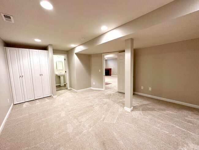 Building Photo - 6 Savannah Hill Dr