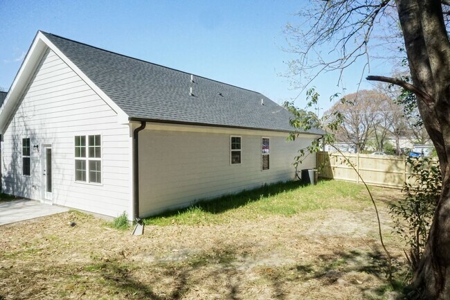 Building Photo - Three Bedroom Home!