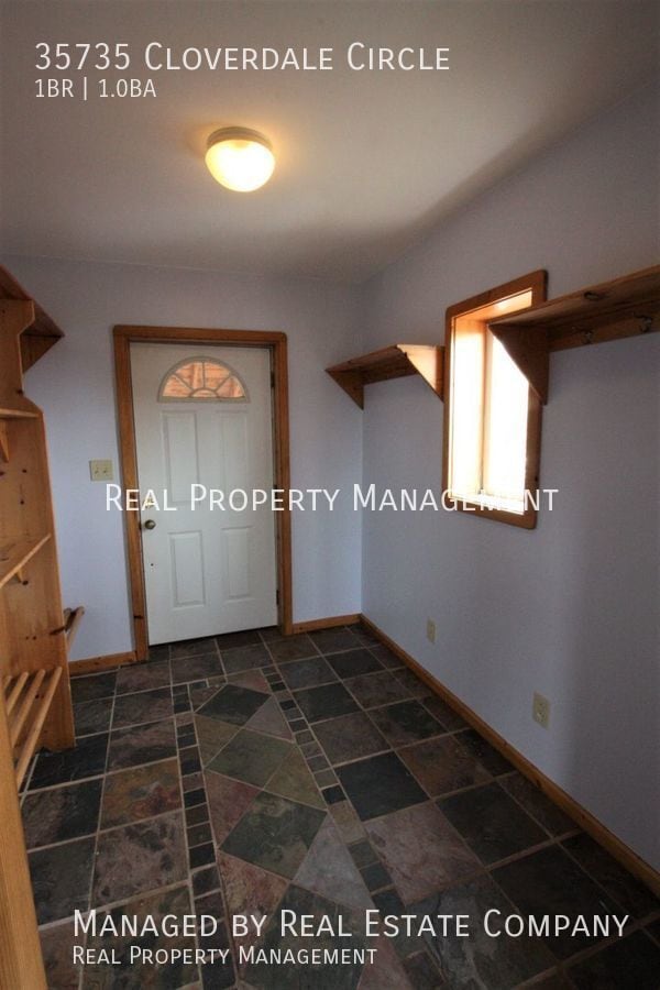 Building Photo - 35735 Cloverdale Cir