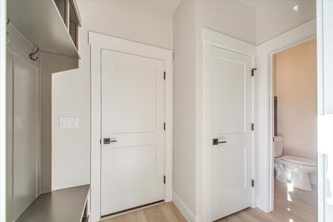 Building Photo - Luxury Townhome in the Heart of Eagle — 3 Beds + 3 Baths + Premium Amenities