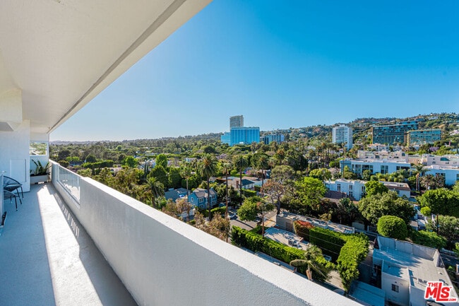 Building Photo - 838 N Doheny Dr