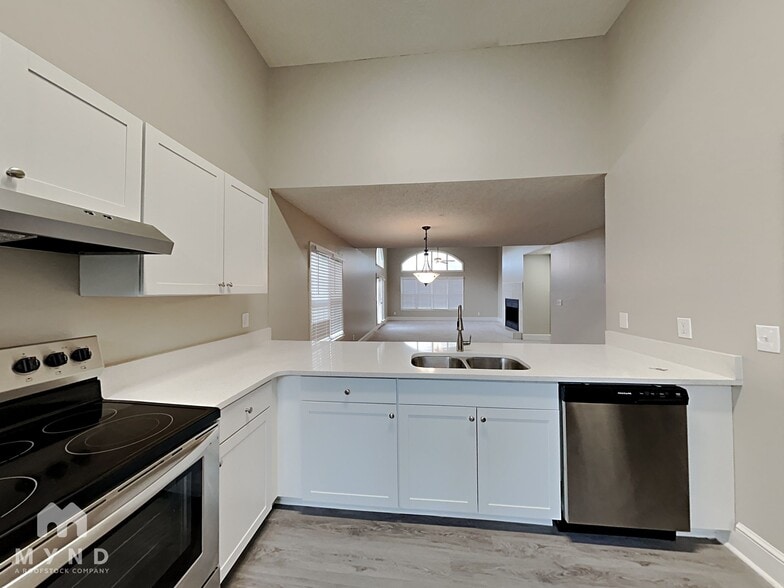 Building Photo - 4015 Golfview Dr