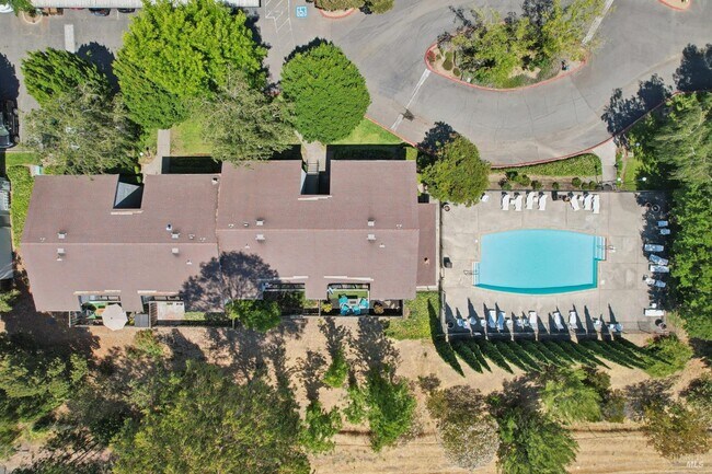 Building Photo - 900 Cambridge Dr