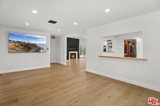 Building Photo - 6443 Matilija Ave