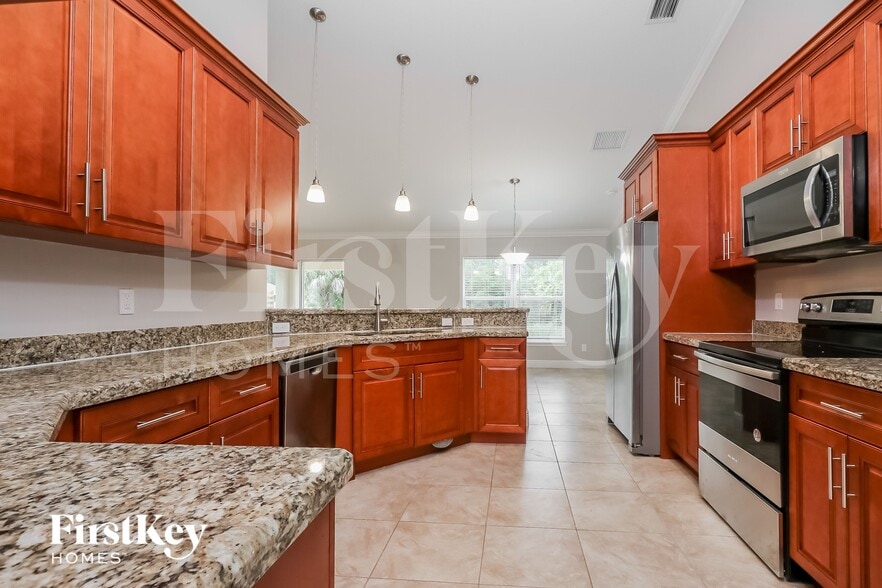 Building Photo - 2365 SW Webster Ln