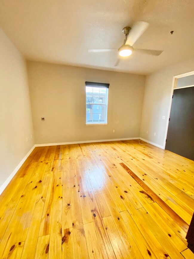 Building Photo - LUXURY TOWNHOME IN SODO 3/2.5 PLUS OFFICE ...