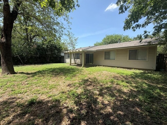 Building Photo - 2805 Ashdale Dr